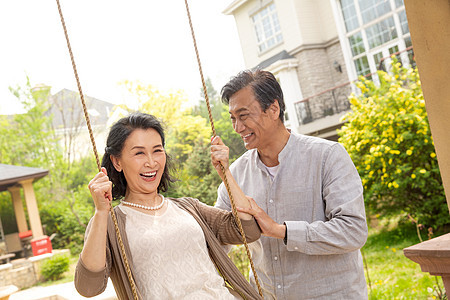 老年夫妇荡秋千图片