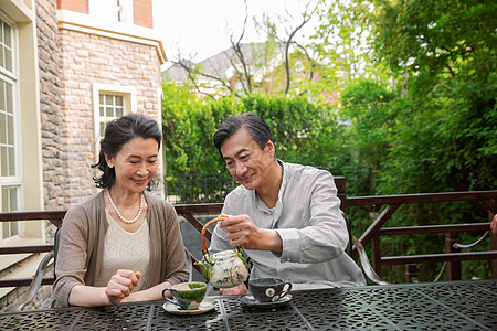 老年夫妇坐在院子里喝茶图片