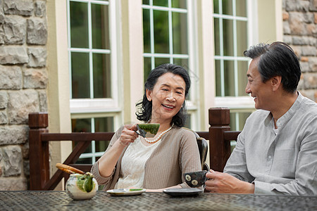 老年夫妇坐在院子里喝茶图片