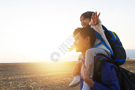 抱着太阳女孩快乐父女背景