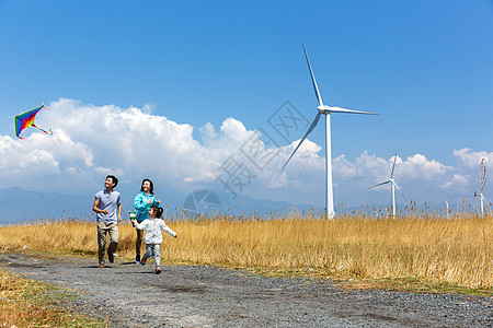 躺在草原上快乐家庭在户外郊游背景