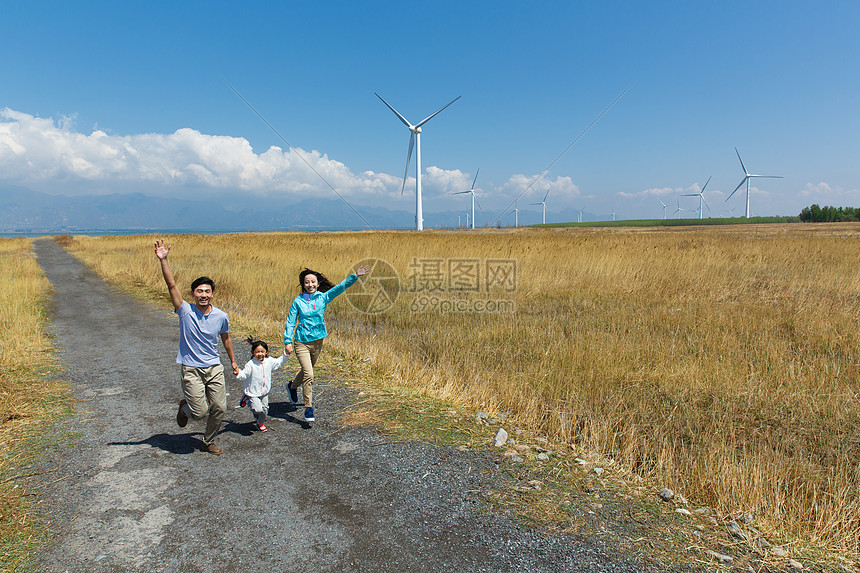 快乐家庭在户外郊游图片