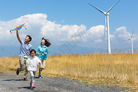 快乐家庭在户外郊游图片