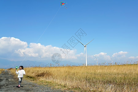 路上的人小女孩放风筝背景