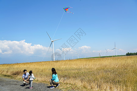 风力电力快乐家庭在户外郊游背景