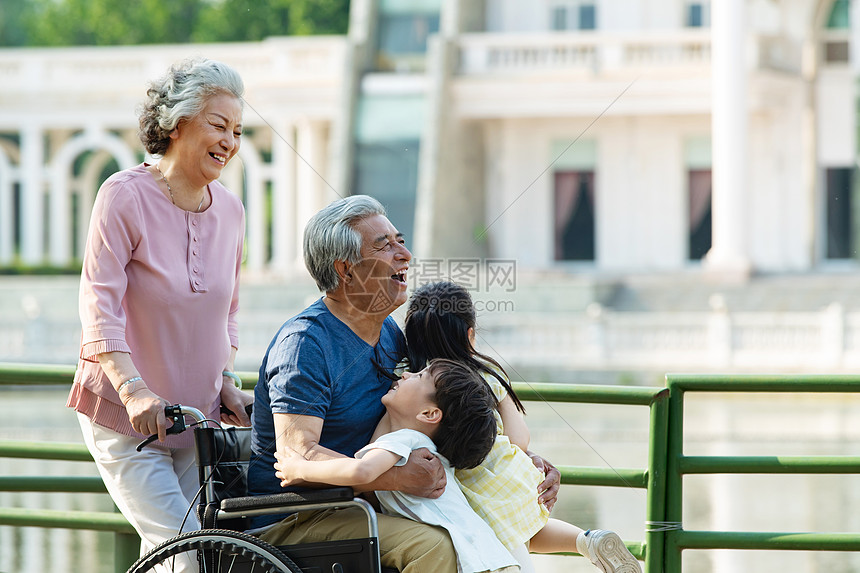 欢乐家庭在公园里图片