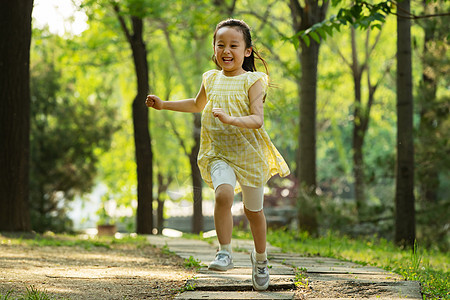 小女孩在公园里奔跑图片