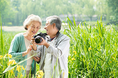 老年夫妇在公园里拍照图片