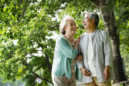 老年夫妇在公园里散步高清图片