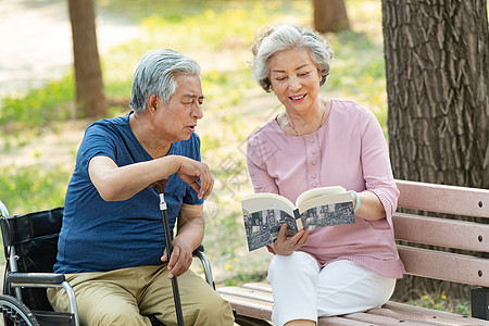 老年夫妇坐在公园里看书高清图片