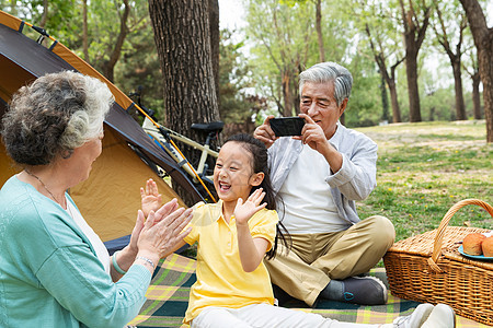 老年夫妇带着孙女在公园里郊游生活方式高清图片素材