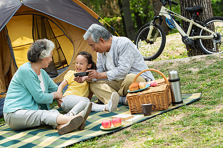 老年夫妇带着孙女在公园里郊游幸福高清图片素材