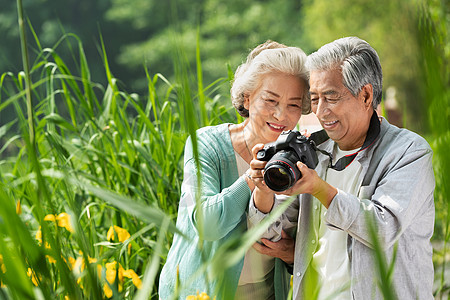 老年夫妇在公园里拍照图片