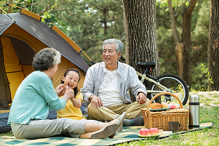 老年夫妇带着孙女在公园里郊游图片