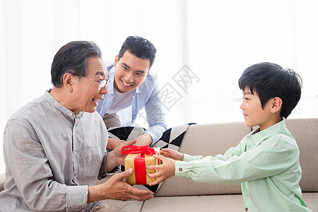 孩子给祖父送礼物图片