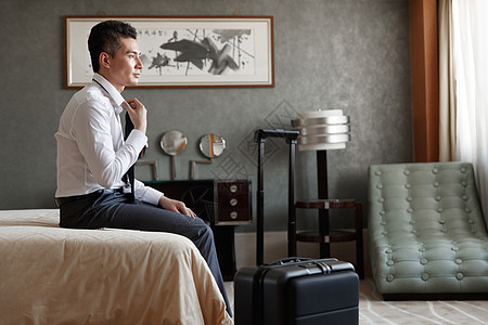 青年男士坐在酒店房间里图片