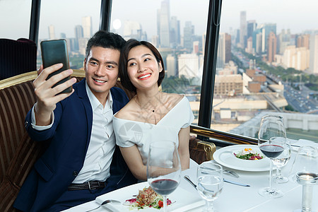 青年夫妇在餐厅用餐图片