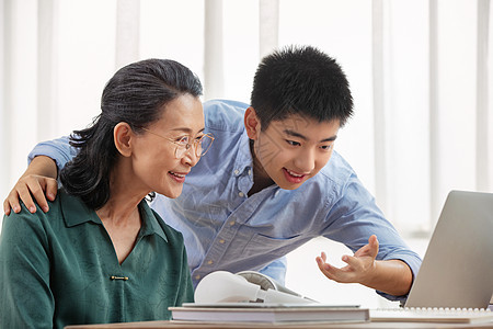 老年人学习使用电脑图片