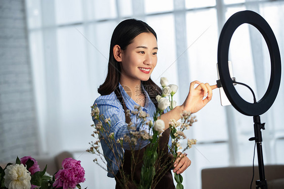 青年女人在线直播插花艺术图片