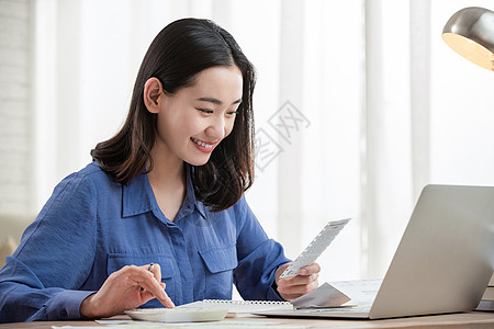 计算平台青年女人使用电脑背景