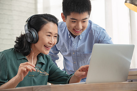 老年人学习使用电脑图片