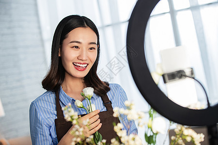 青年女人在线直播插花艺术图片