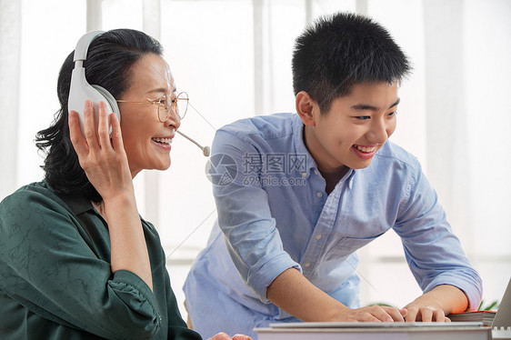 老年人学习使用电脑图片