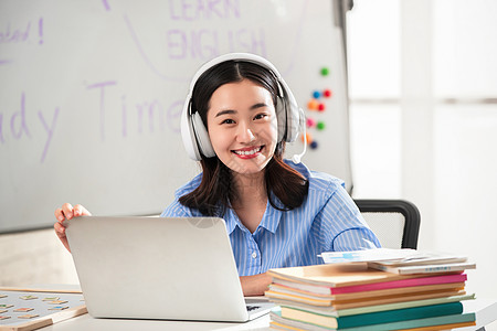 活力学生青年女人在线直播教育背景