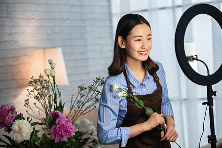 青年女人在线直播插花艺术图片