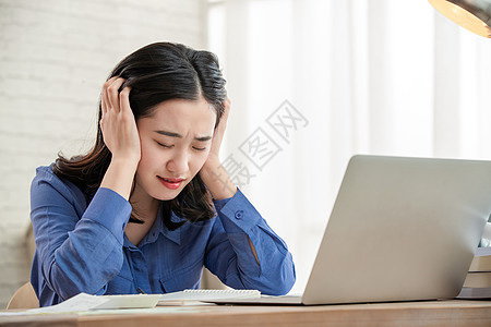活力女性青年女人使用电脑背景
