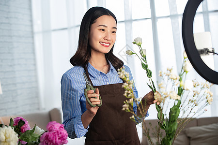 青年女人在线直播插花艺术图片