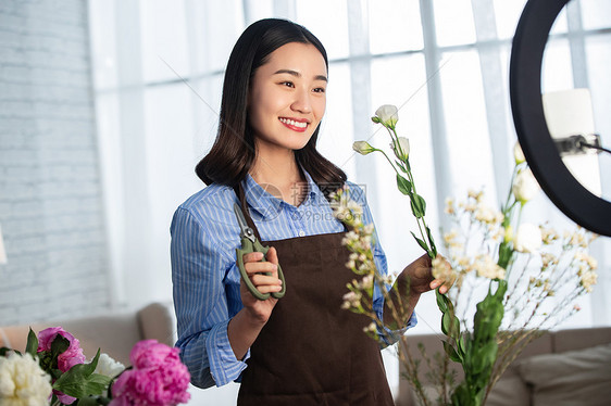 青年女人在线直播插花艺术图片