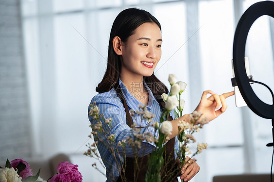 青年女人在线直播插花艺术图片