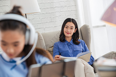 少年儿童青年女人在家陪伴孩子学习背景