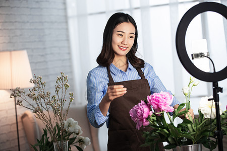 青年女人在线直播插花艺术图片