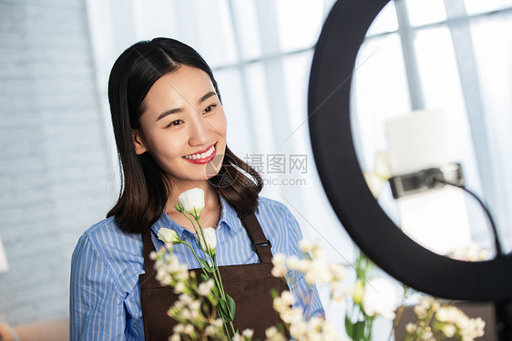 青年女人在线直播插花艺术图片