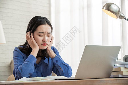 计算平台青年女人使用电脑背景