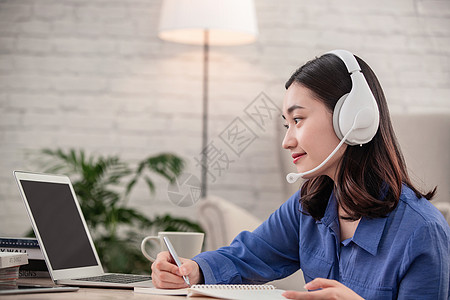 科普讲座青年女人使用电脑在线学习背景