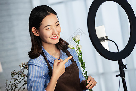 青年女人在线直播插花艺术图片