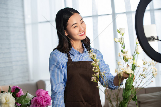 青年女人在线直播插花艺术图片