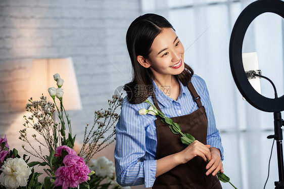 青年女人在线直播插花艺术图片