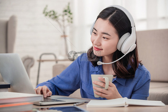 青年女人使用电脑在线学习图片