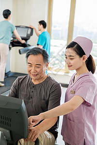 医务工作者指导患者康复锻炼图片
