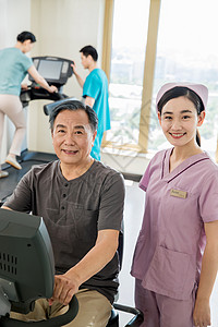 医务工作者指导患者康复锻炼图片