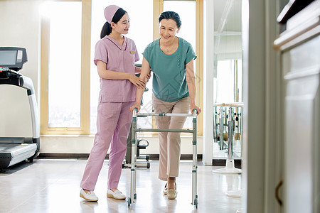 护士帮助患者康复锻炼图片