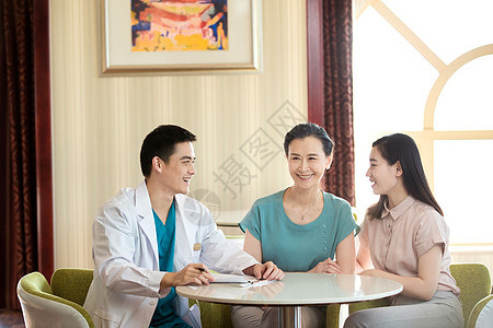 医务工作者和患者谈话图片