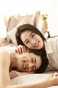 快乐的年轻情侣在床上享受甜蜜时光图片