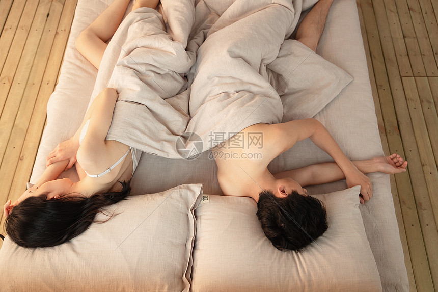 吵完架睡觉的年轻夫妻图片