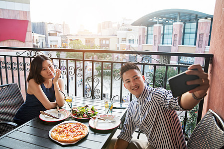 孕妇饮食青年夫妇在餐厅用餐背景