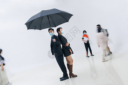七夕情侣拿着雨伞的商务男女戴着口罩站在人群中背景